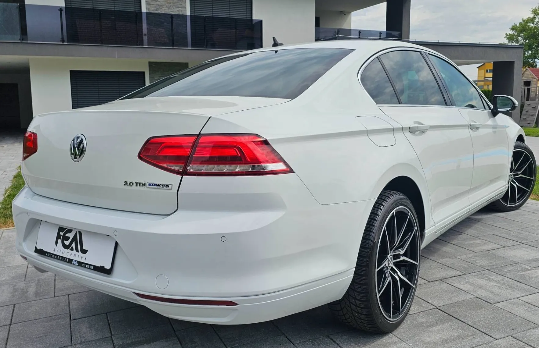 Zunanja slika - VW Passat - 2.0 TDI-SPORT LINE- FULL LED-LIMUZINA-1 LASTNIK-.. - 4