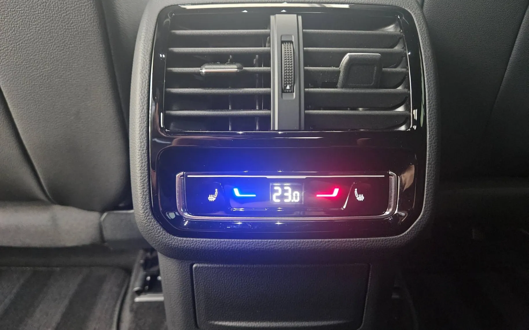 Notranja slika - Volkswagen Arteon - 2.0 TDI BMT R-Line DSG - 11