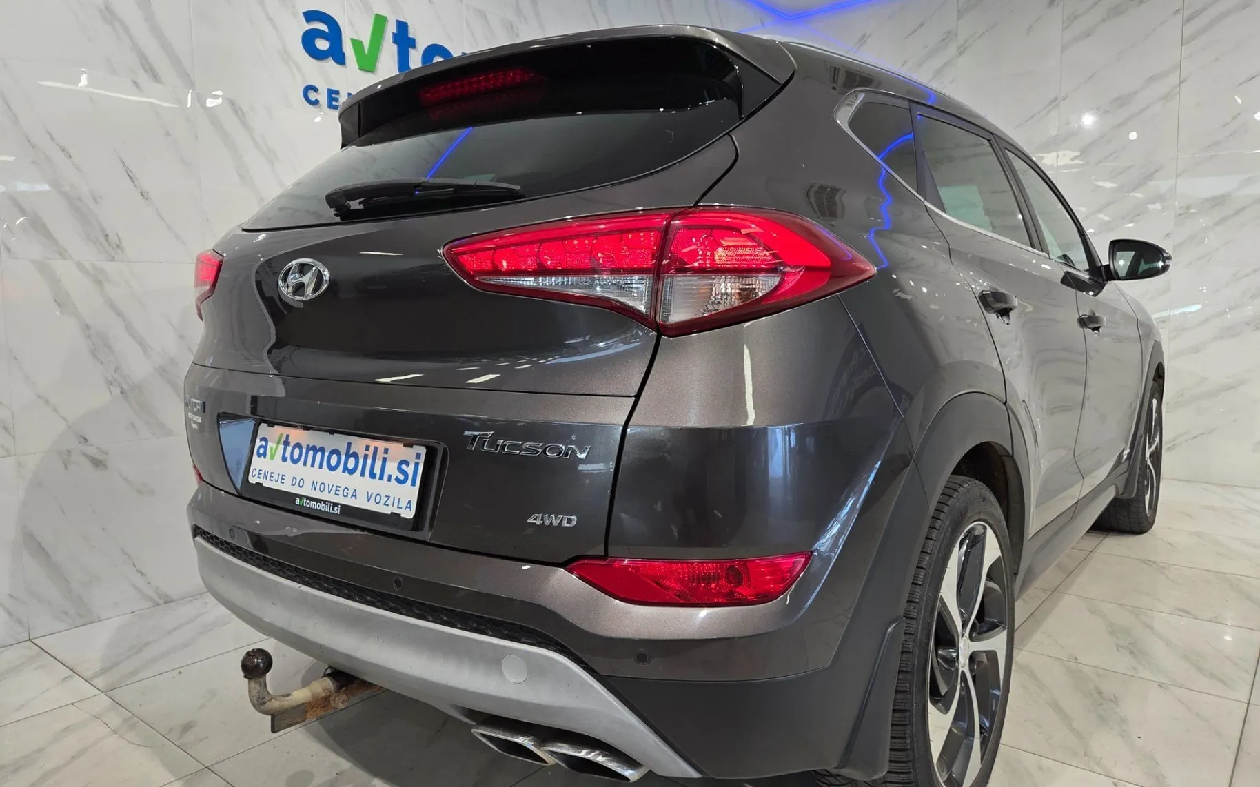 Zunanja slika - Hyundai Tucson - 4WD 2.0 CRDi Slovensko vozilo - Kamera - Kljuka - 4
