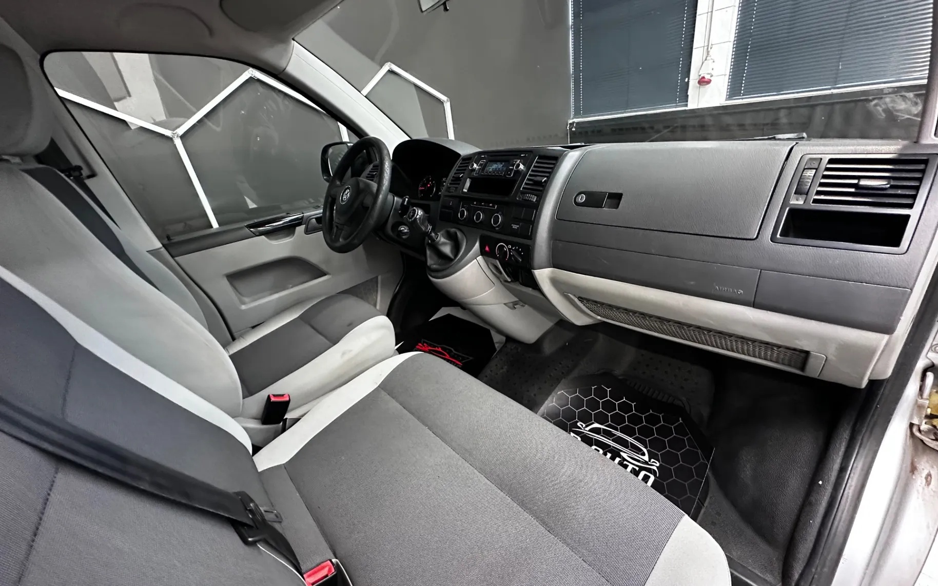 Notranja slika - VW Transporter - 2.0 TDI 9 SEDEŽEV... - 10