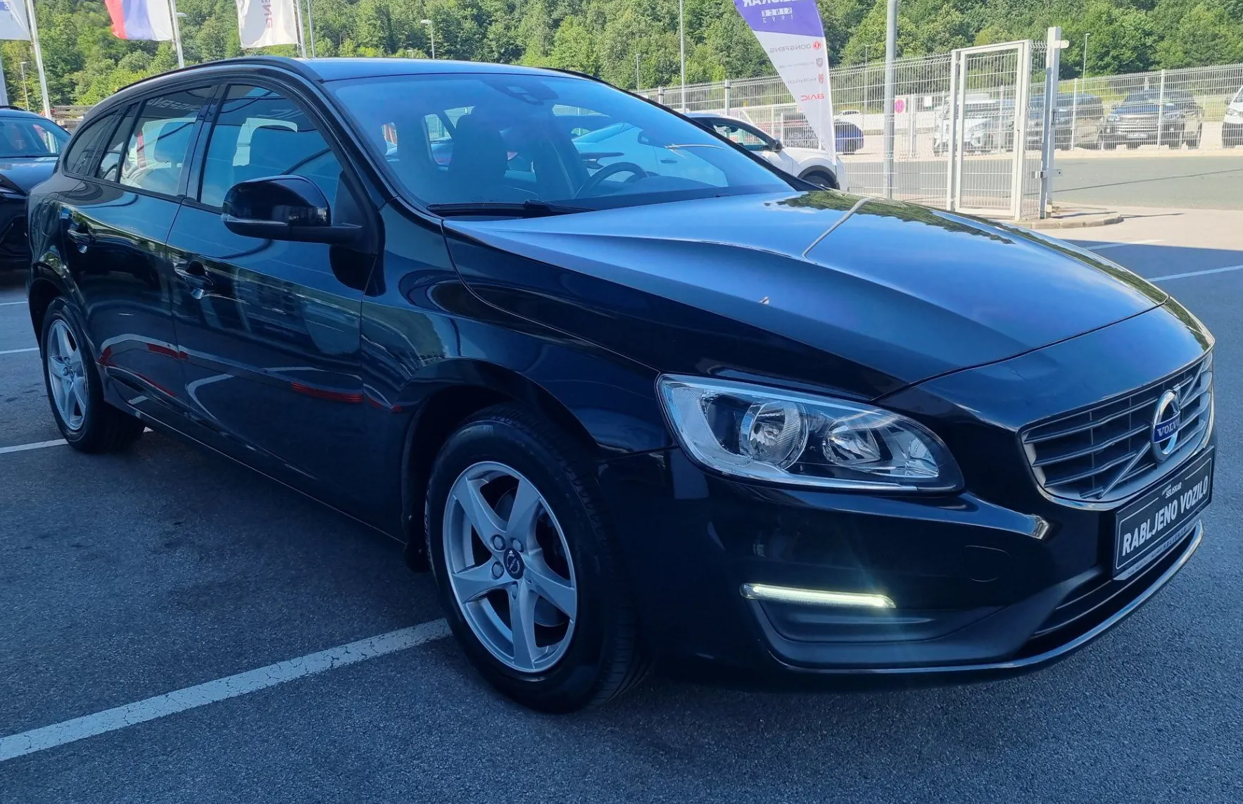Zunanja slika - Volvo V60 - 2.0 TD - VLEČNA KLJUKA +NAVIGACIJA+PDC+TEMPOMAT... - 4