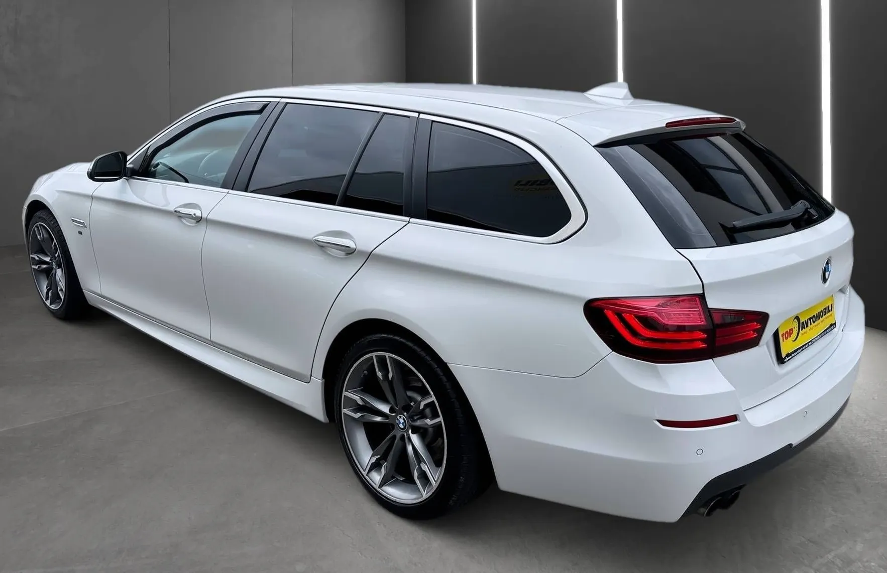 Zunanja slika - BMW Serija 5 - Touring: 520d M SPORT PAKET BI-XENON NAVI TEMP PDC HI-FI - 5