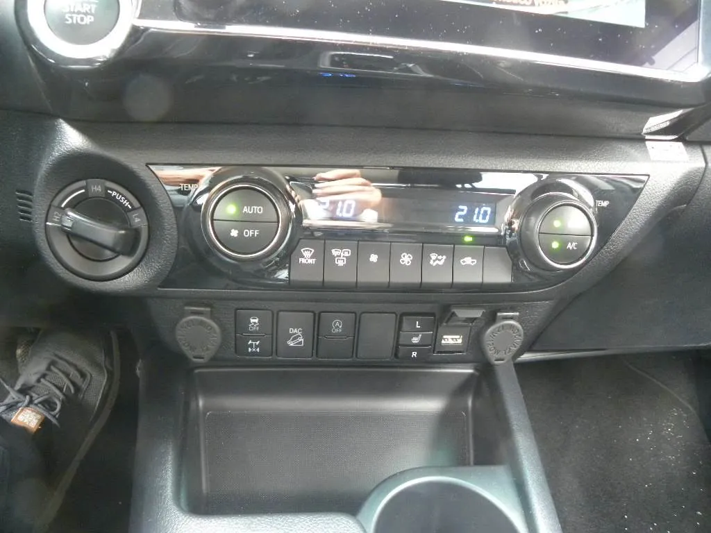 Zunanja slika - Toyota HILUX DOUBLE CAB - Toyota Hilux MY25 2.8 D-4D HYBRID 48V DC A T6 CITY PLUS - 12