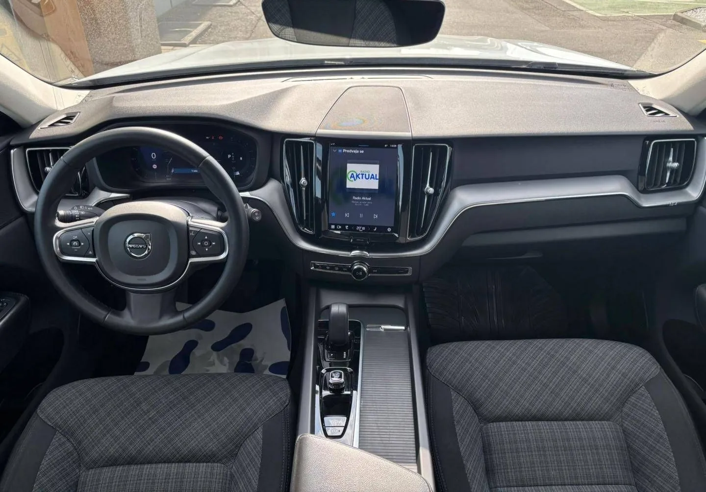 Notranja slika - Volvo XC60 - B4P Momentum PRO AT FWD KAMERA-GRETJE.SED.-DAB+... - 27