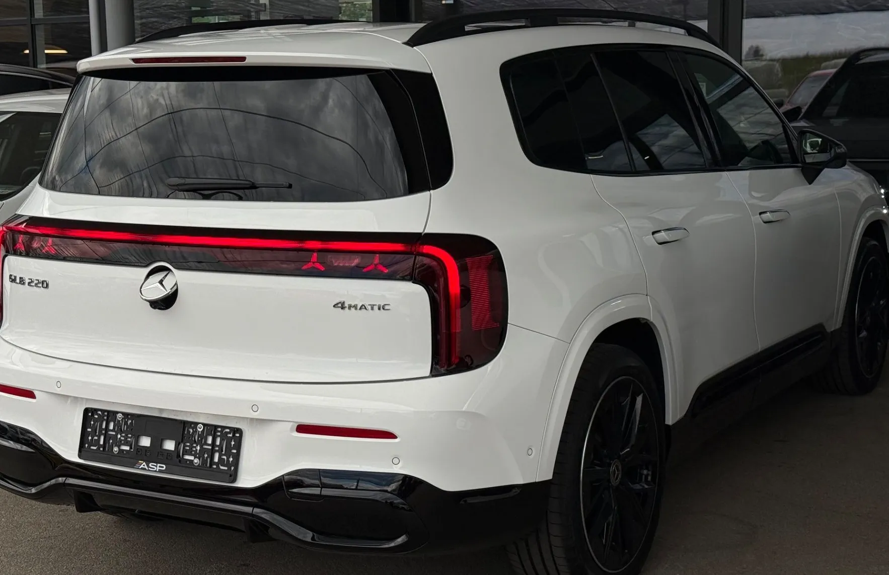 Zunanja slika - Mercedes-Benz GLB-Razred - 220 4MATIC AMG LINE - 6