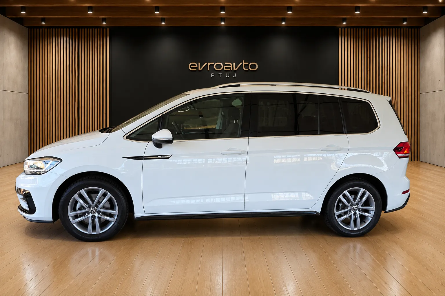 Notranja slika - Volkswagen Touran - 2.0 TDI R-Line DSG 1.Lastnik-Slov.poreklo-7 Sedeže - 8