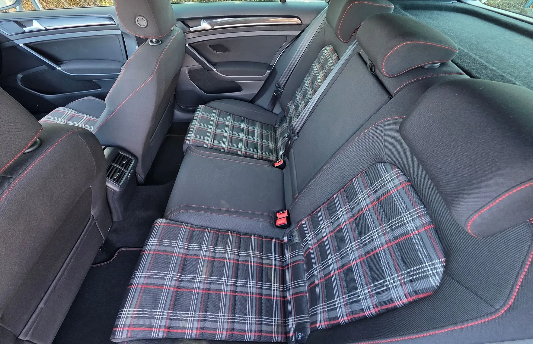 Zunanja slika - Volkswagen Golf - 2.0 GTI BMT LED-ŠIBEDAH-GRETJE SEDEŽEV-ALU - 13