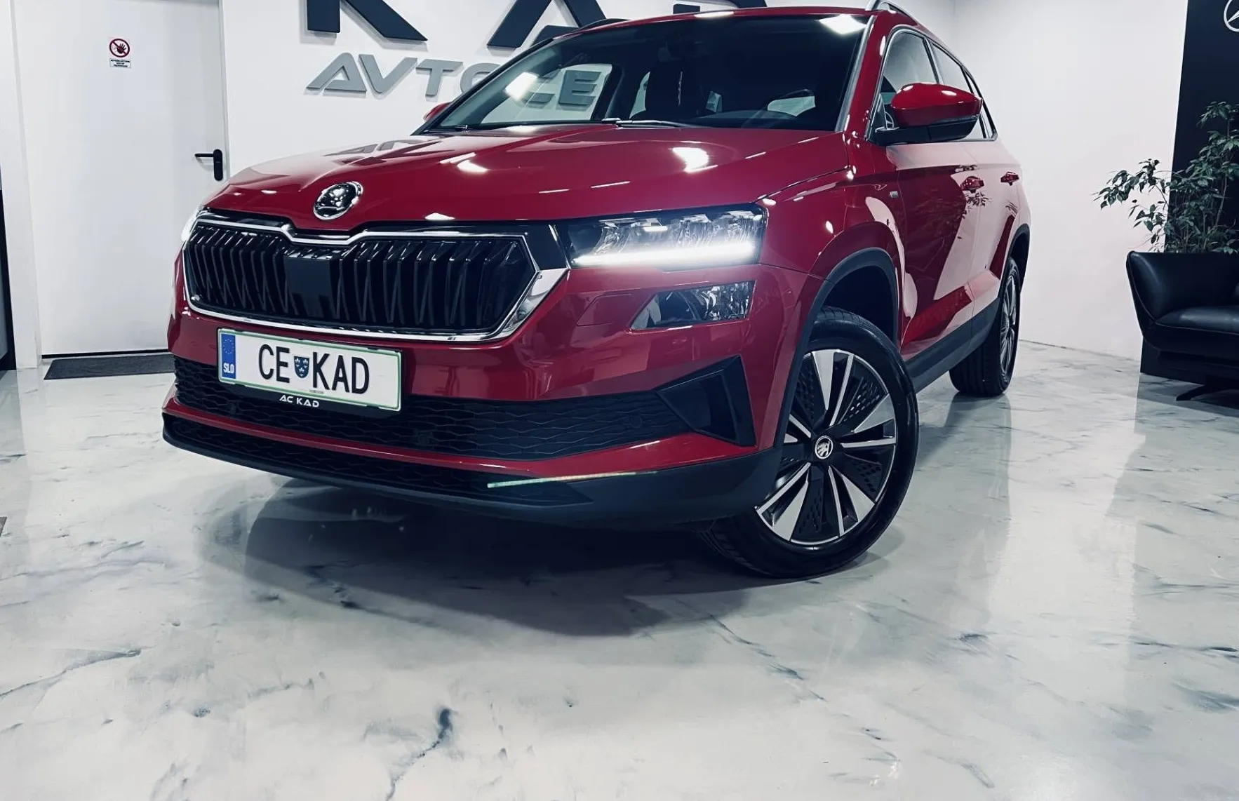 Zunanja slika - Škoda Karoq - TOUR-1.0 TSI 81kW-LED-ALU-KLJUKA-GRETJE VOLANA... - 1