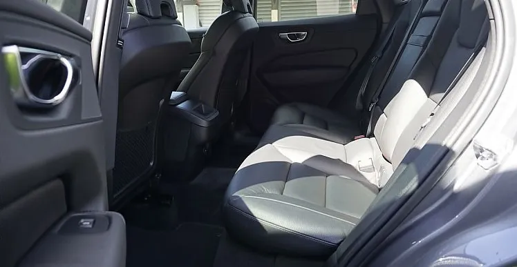 Zunanja slika - Volvo XC60 - B4D AWD AUT Momentum Pro+ACC+KAM.+12.MES.JAMSTVO - 11