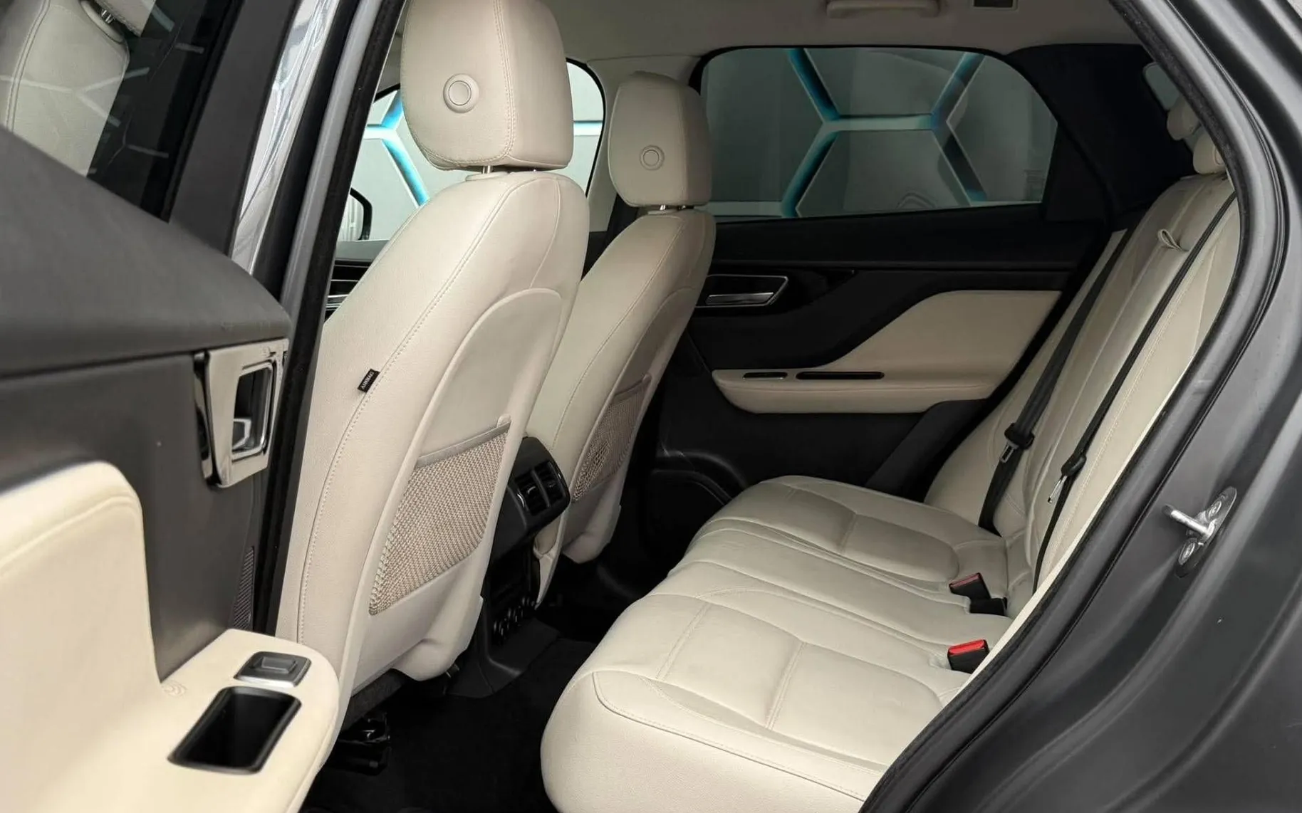 Notranja slika - Jaguar F-Pace - 2.0 D•4X4•R•FUL LED•NAVI•AMBIENT•PDC•LANE ASSIST• - 10