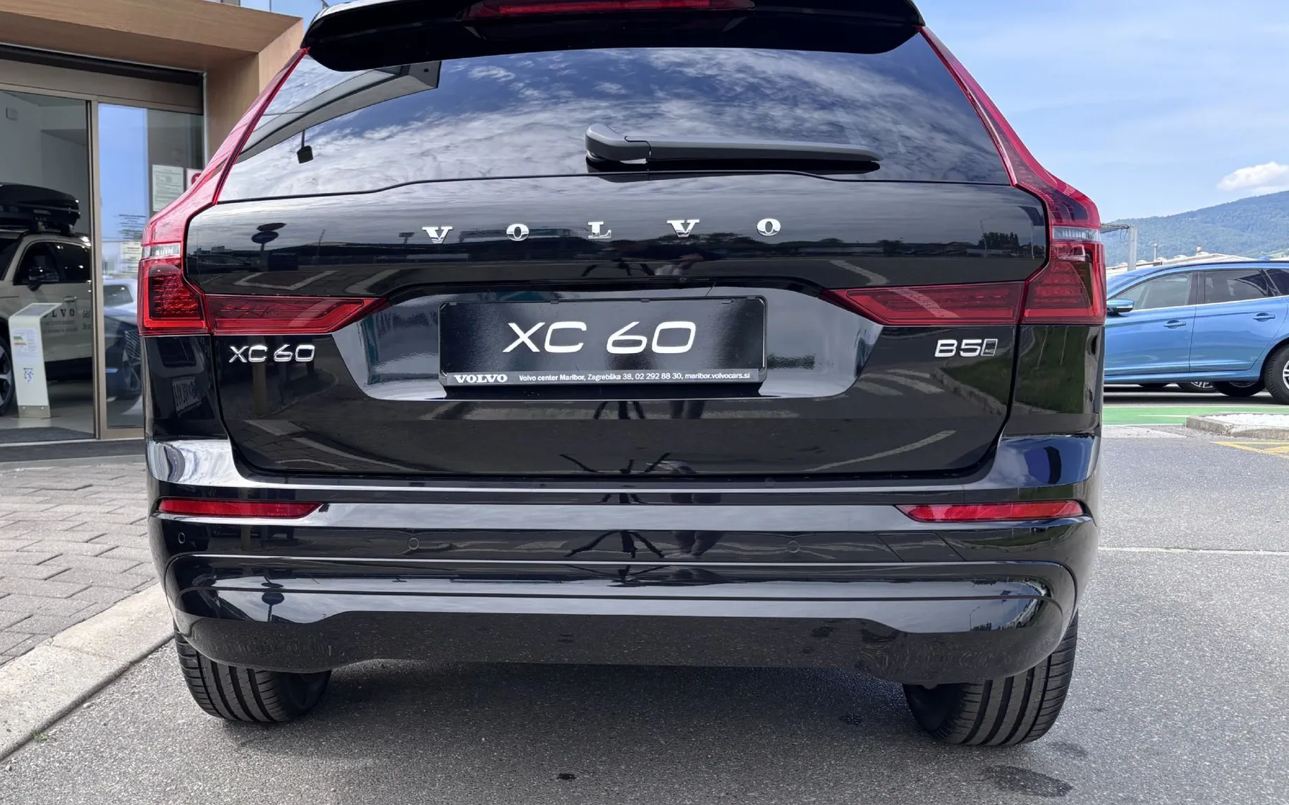 Zunanja slika - Volvo XC60 - B5P  Core AT AWD 3 leta garancije + 3 servisi - 5