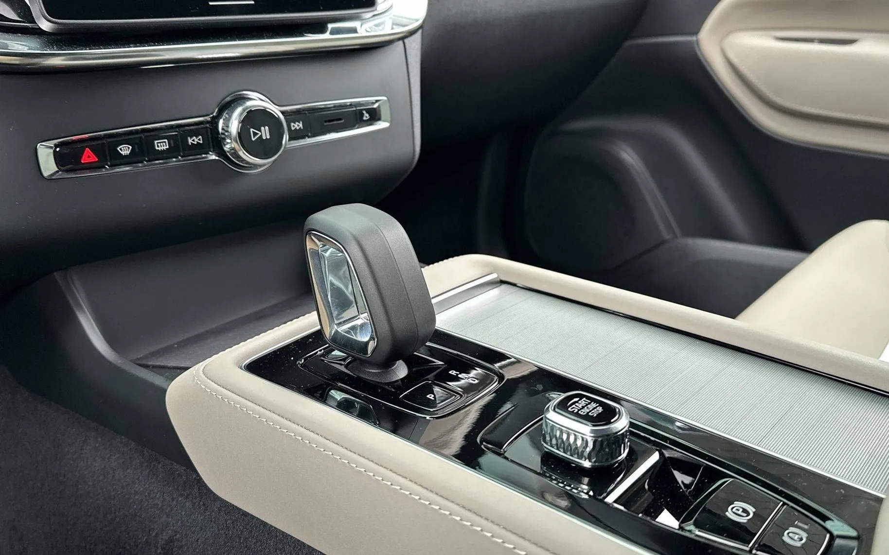 Notranja slika - Volvo XC90 - B5 P Core Bright 7s AT AWD 3 leta gar. + 3 serv - 19