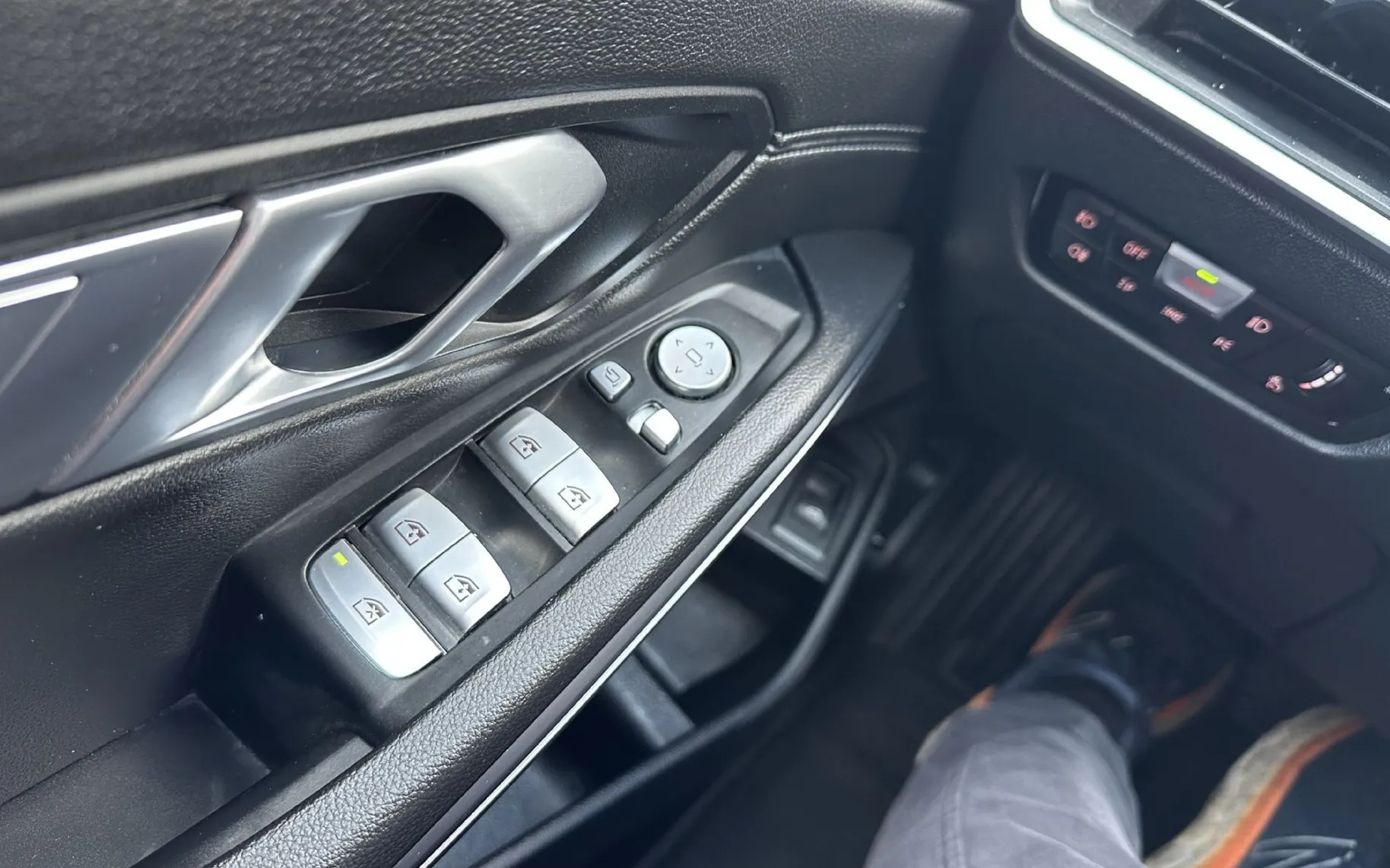 Notranja slika - BMW Serija 3 - Touring: 318i Luxury.NEMŠKI+4ALU.KAMERA.LED.USNJE.ACC.BE - 11