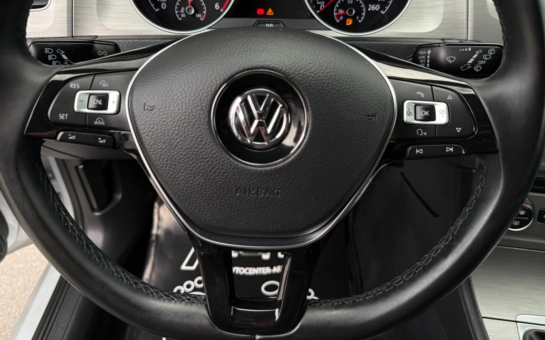 Notranja slika - Volkswagen Golf - 1.6 TDI-R LINE-XENON+LED-LIZING ZA TUJCE-TEMPOMA - 12