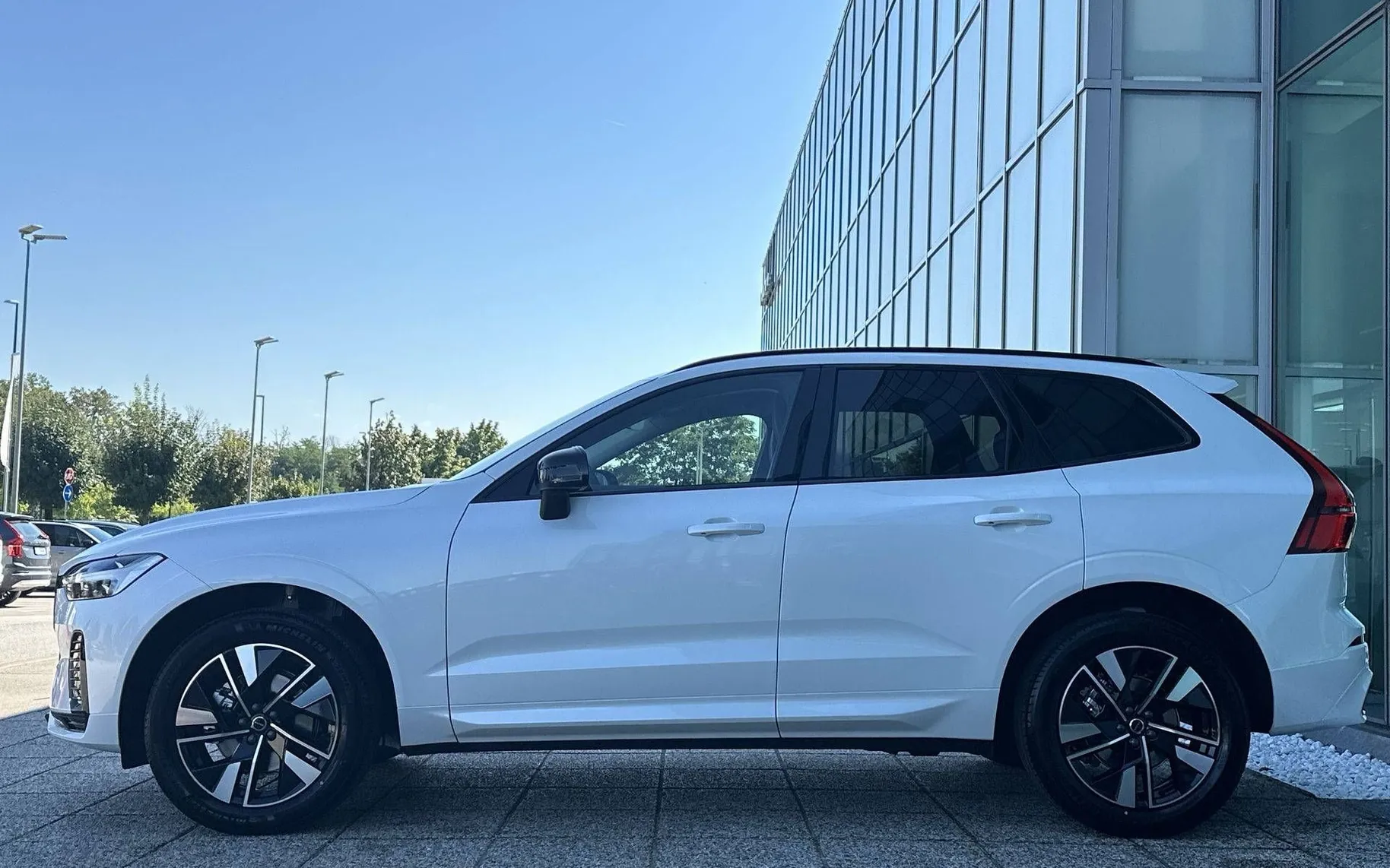 Notranja slika - Volvo XC60 - B5  P  AWD Plus Dark 3 leta garancije + 3 servisi - 8