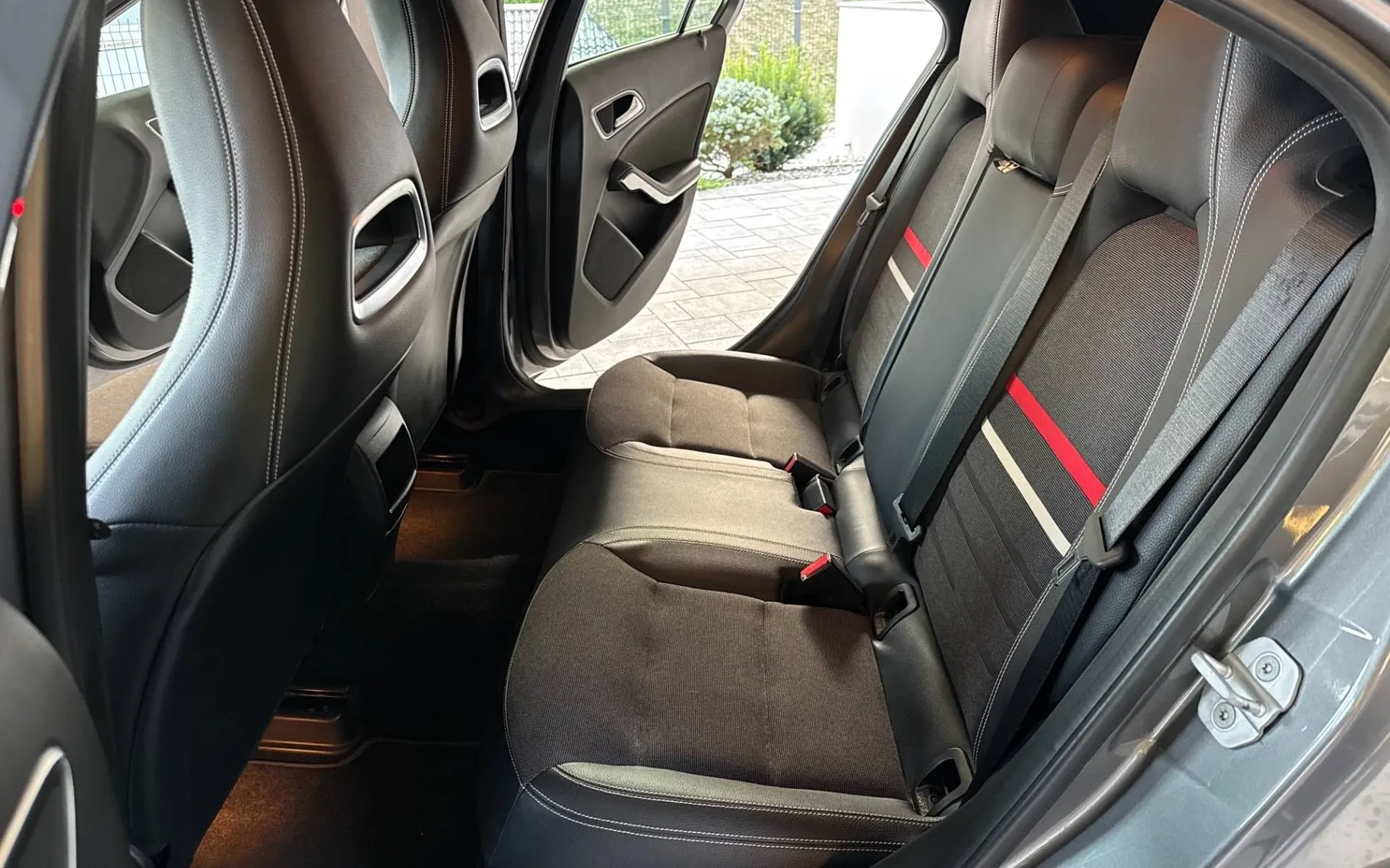 Notranja slika - Mercedes-Benz A-Razred - 180 -AMG SEDEŽI-KLIMA-ALU- - 12