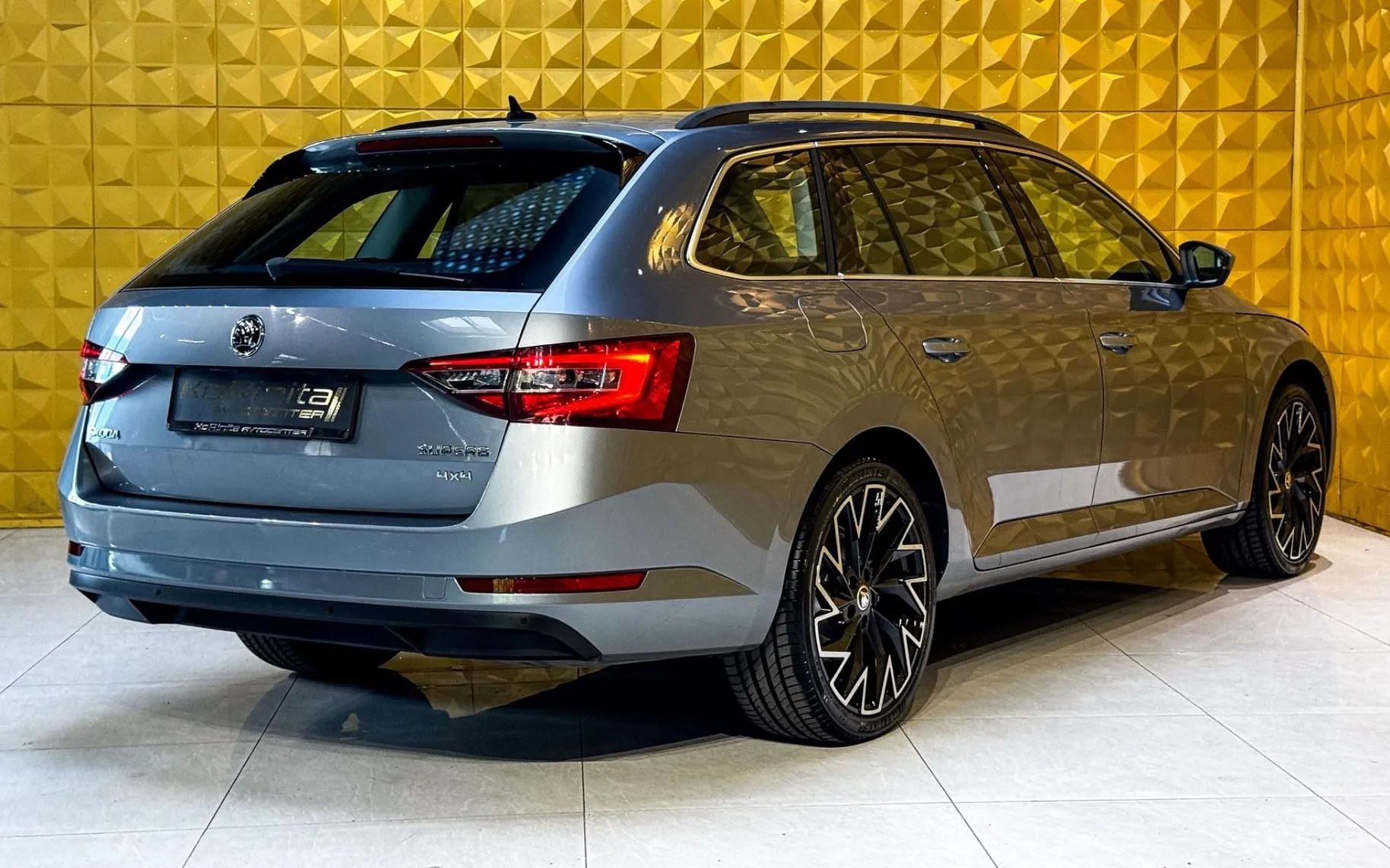 Notranja slika - Škoda Superb - 2.0 TDI 4X4-MEMORY-GRETJE-Bi XENON - 11