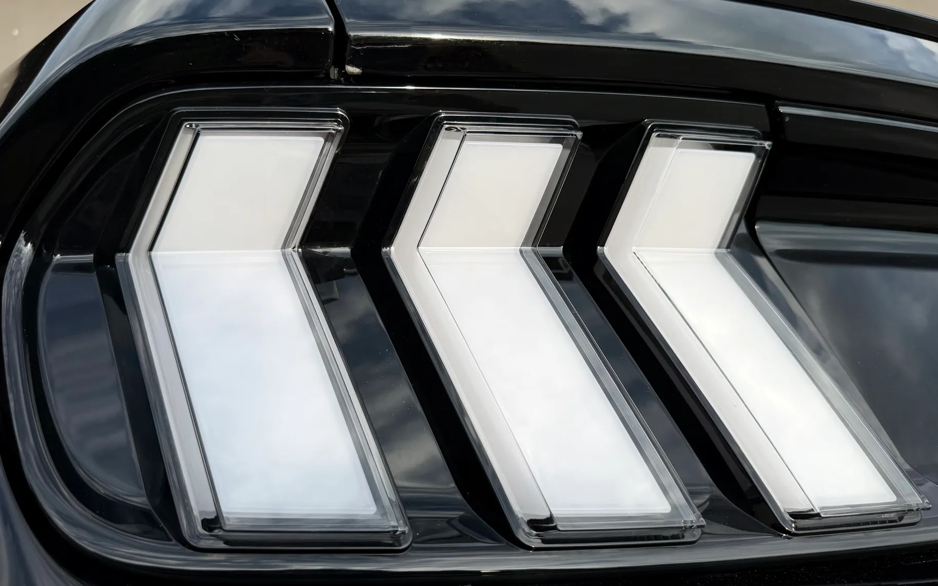 Zunanja slika - Ford Mustang - 2.3 EcoBoost 2.LASTNIK ACC HLAJENJE SED. ALU 19 - 7