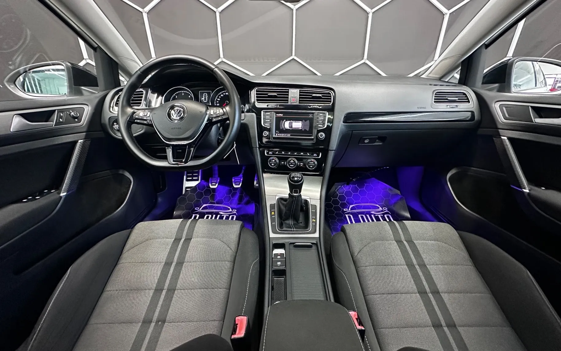 Notranja slika - VW Golf - 2.0 TDI R LINE+PANORAMA+LED+NAVI+GRETJE SEDEZEV... - 9
