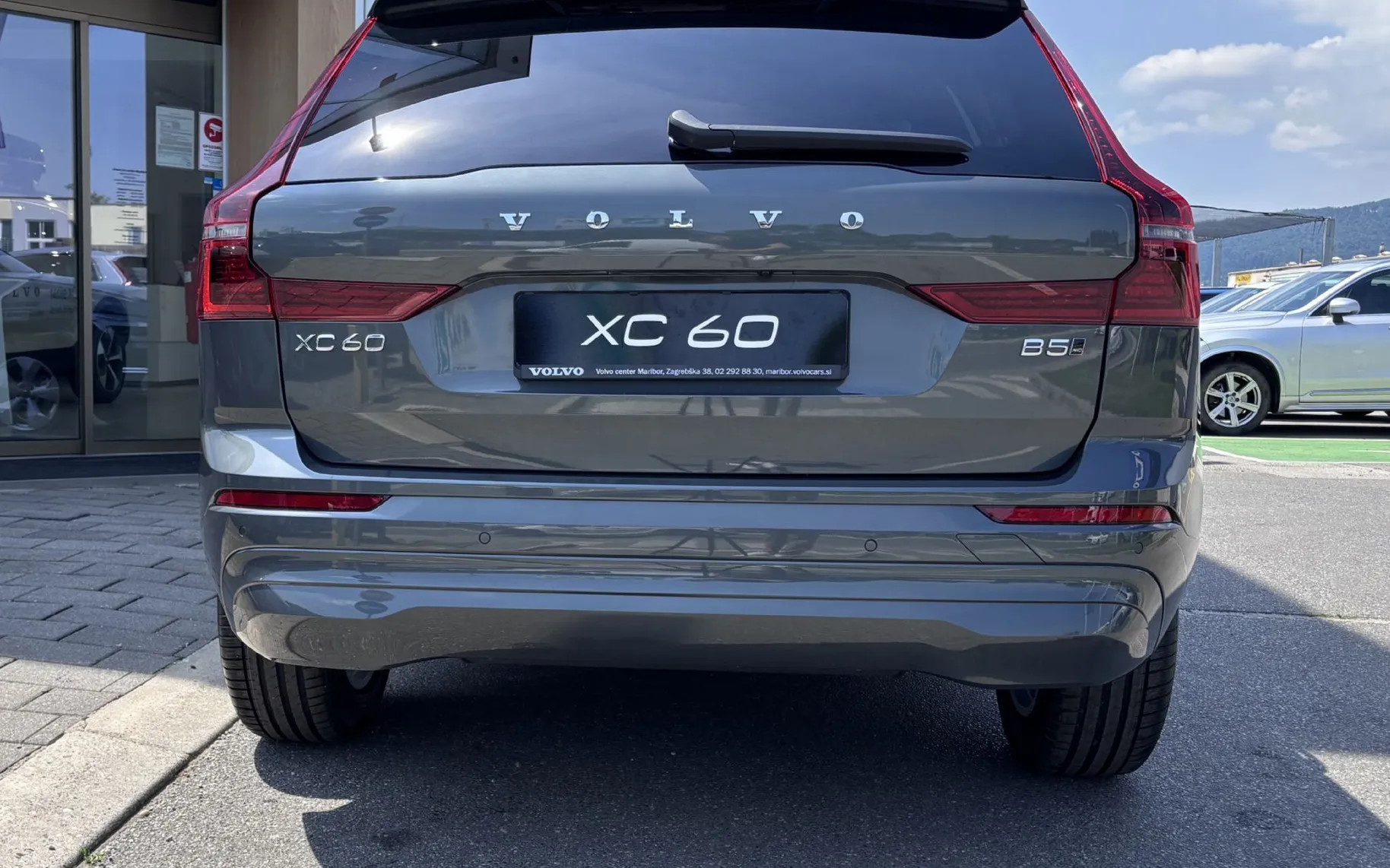 Zunanja slika - Volvo XC60 - B5P  Core AT AWD 3 leta garancije + 3 servisi - 5