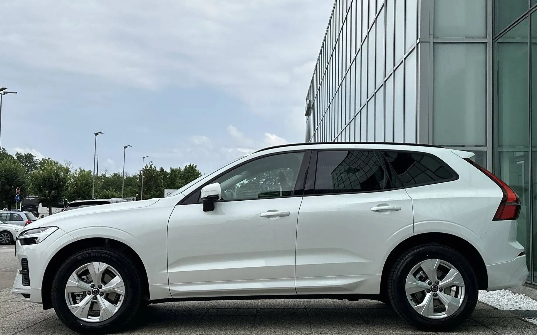 Notranja slika - Volvo XC60 - B5  P  Core AT AWD 3 leta garancije + 3 servisi... - 8