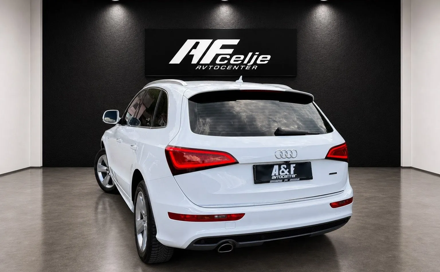 Notranja slika - Audi Q5 - 2.0 TDI-AUT-3X S LINE-LIZING ZA TUJCE-XENON+LED - 7