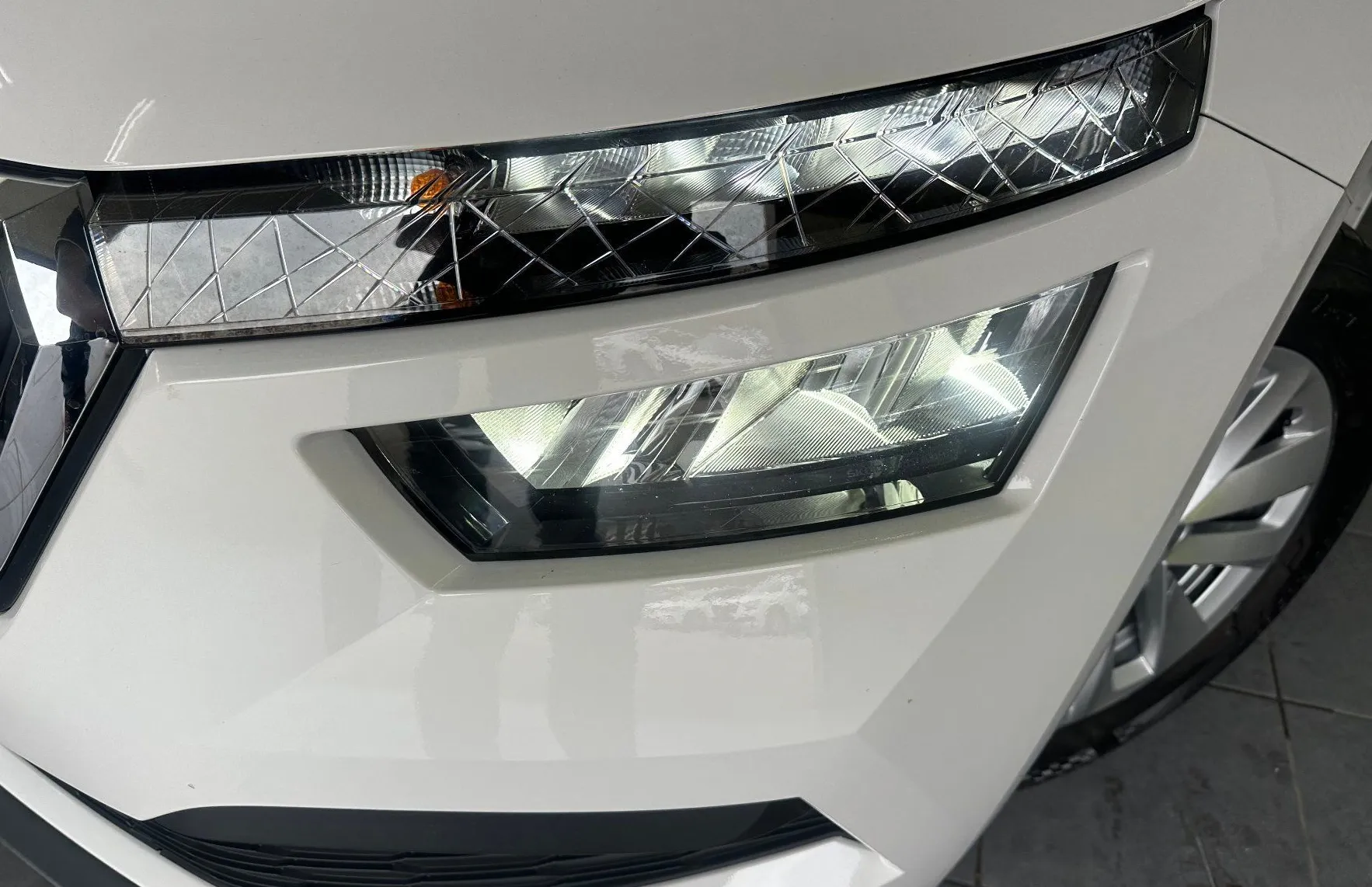 Zunanja slika - Škoda Kamiq - 1.0 TSI Ambition 70 kW SAMO 51.000 KM - 3