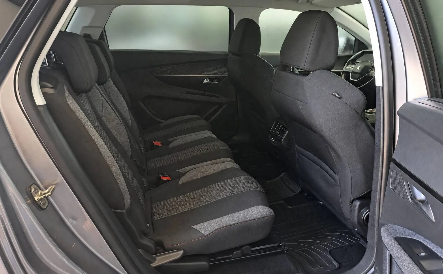 Notranja slika - Peugeot 5008 - 1.6 BlueHDI Avt.-1 LASTNIK-M 2018-7 SEDEŽEV - 12
