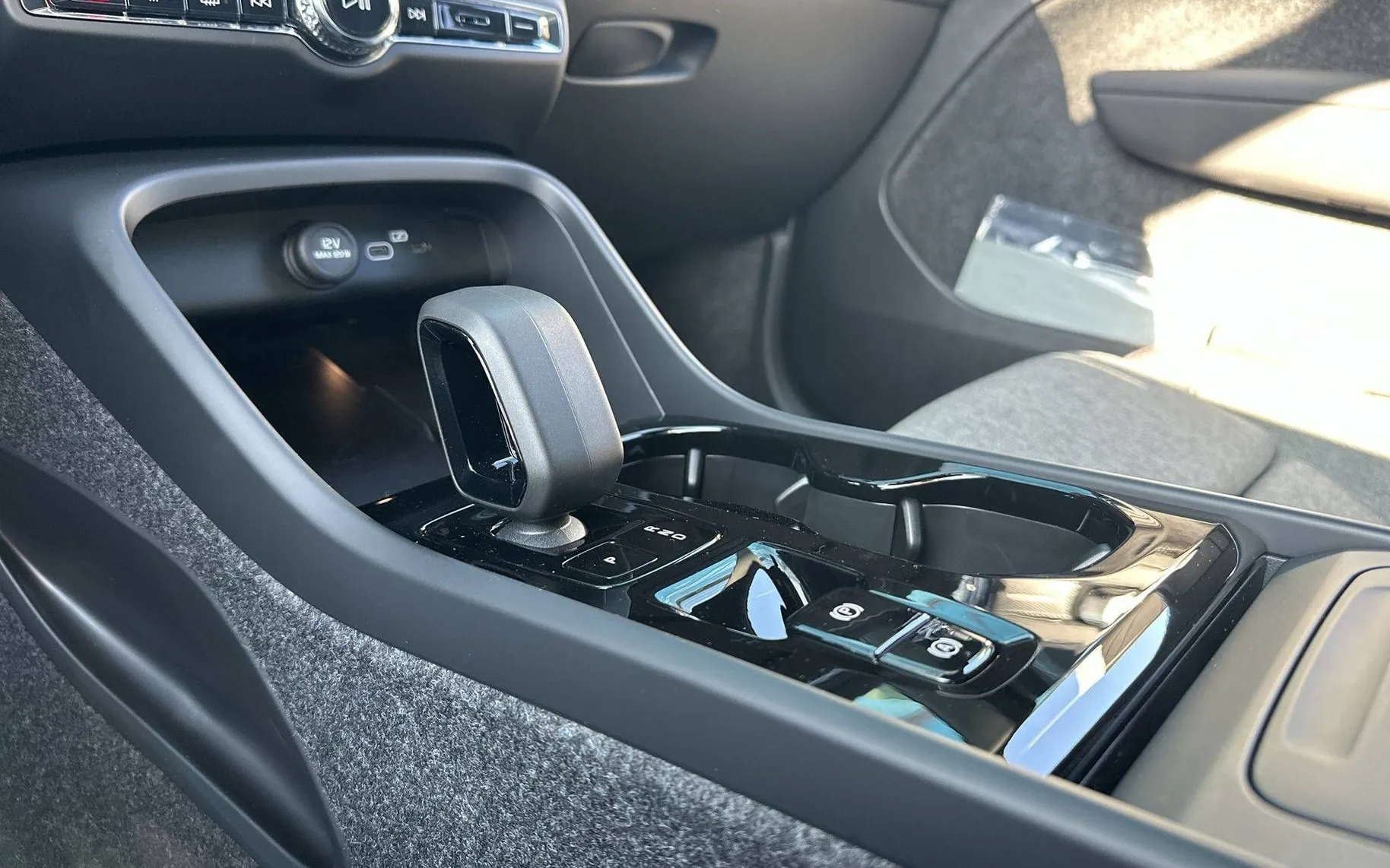 Notranja slika - Volvo XC40 - B3 P Plus Dark AT DCT 3 leta garancije + 3 servi.. - 19