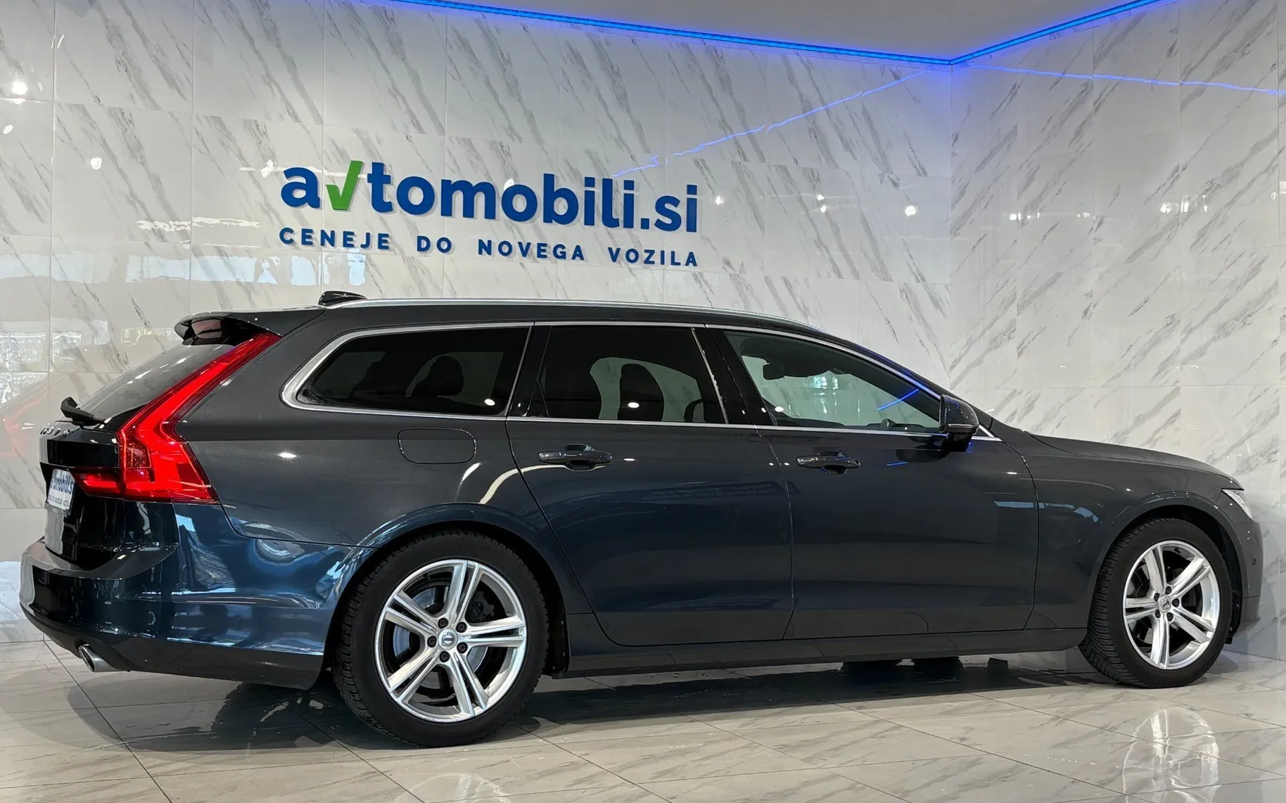 Zunanja slika - Volvo V90 - D4 Momentum |ACC|360Kamera|BowersWilkins|Kljuka|.. - 5