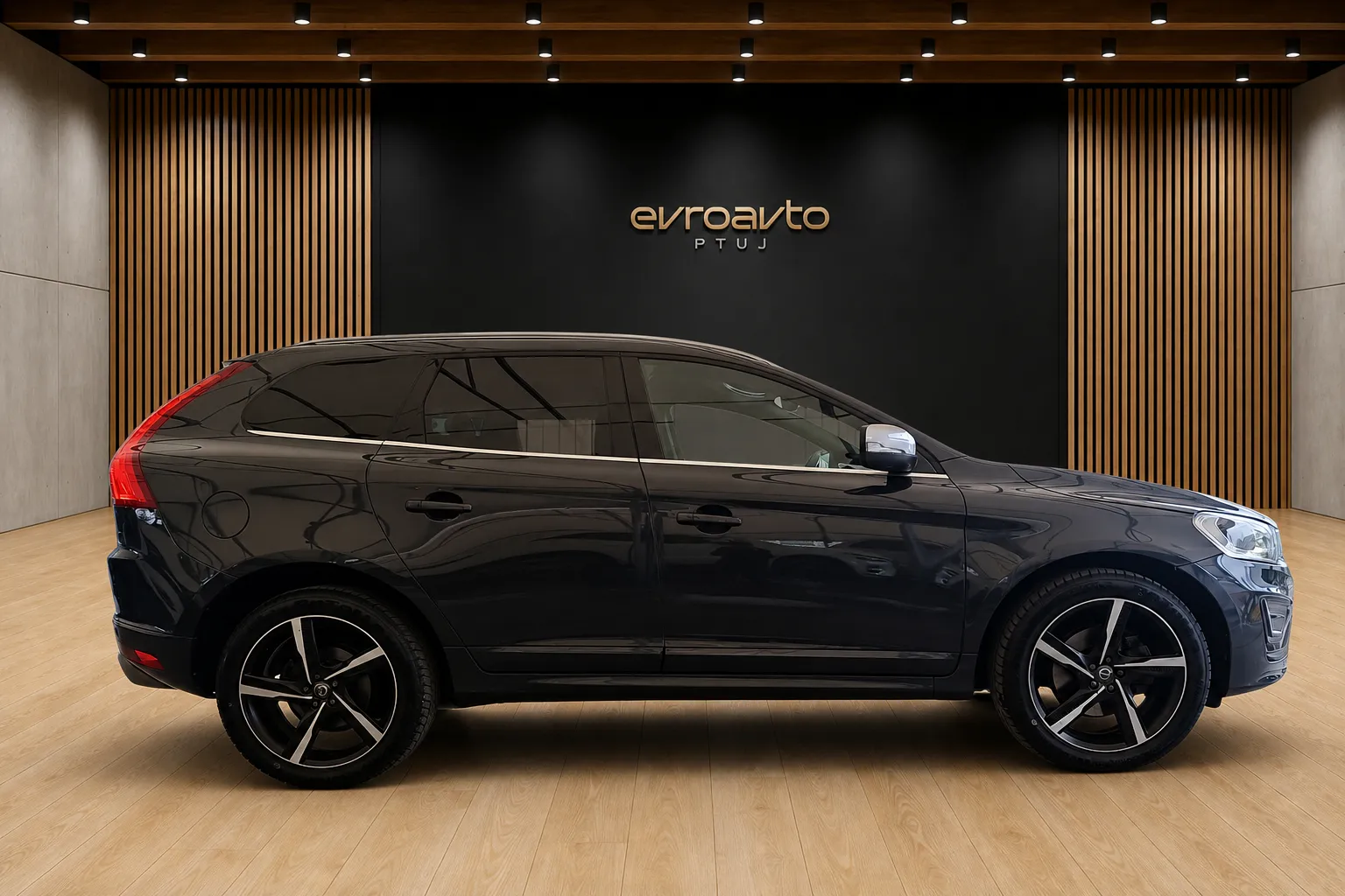 Notranja slika - Volvo XC60 - D4 AWD AUTO R-Design•Legendarni 5-valjni motor... - 8