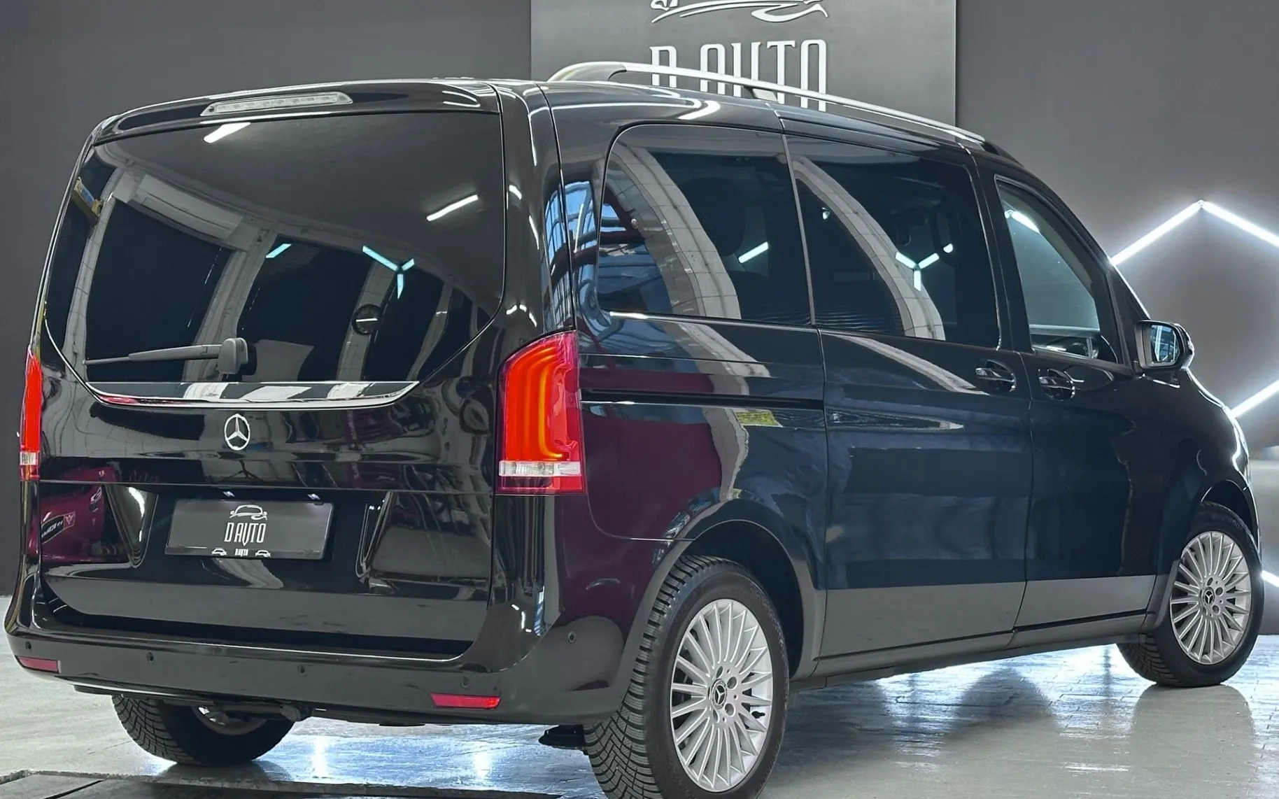 Notranja slika - Mercedes-Benz V-Razred - V 250 d 140KW+WEBASTO+360KAMERA+BURMESTER+AMBIENT. - 7