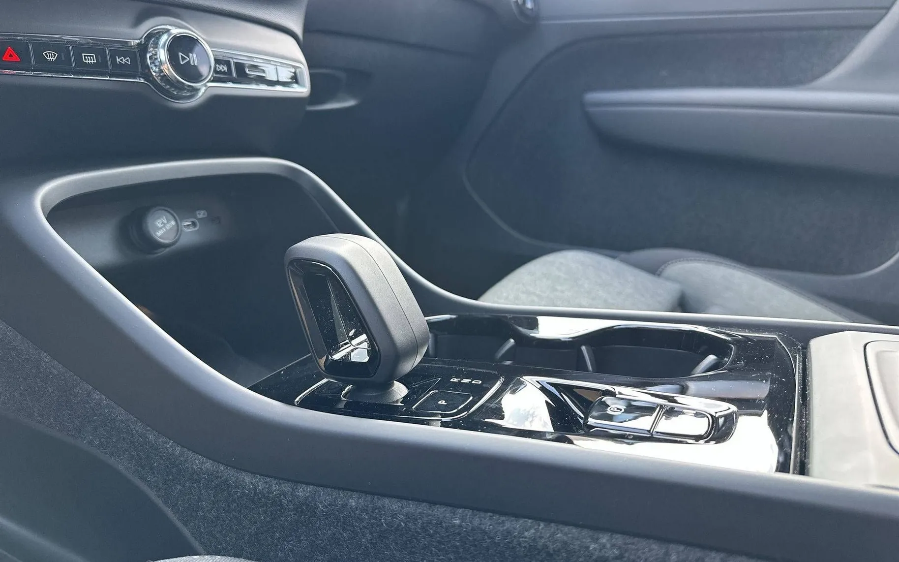 Notranja slika - Volvo XC40 - B3P Plus Dark Avt - 20