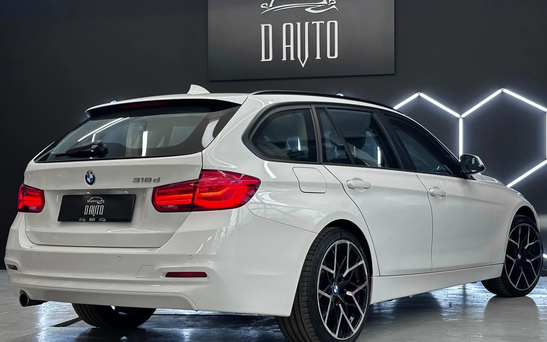 Notranja slika - BMW serija 3 Touring: - serija 3  318d AT+NAVI+LED+SAMO 122000km ... - 8