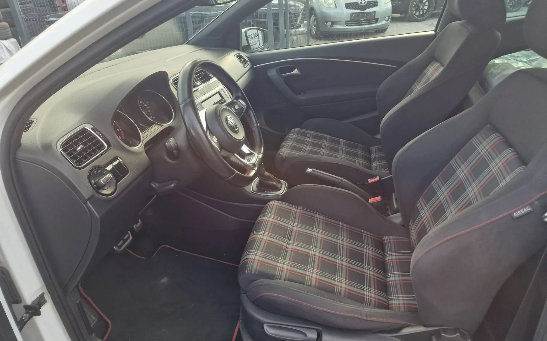 Notranja slika - Volkswagen Polo - 1.8 GTI DSG NA KREDIT BREZ GA - 9