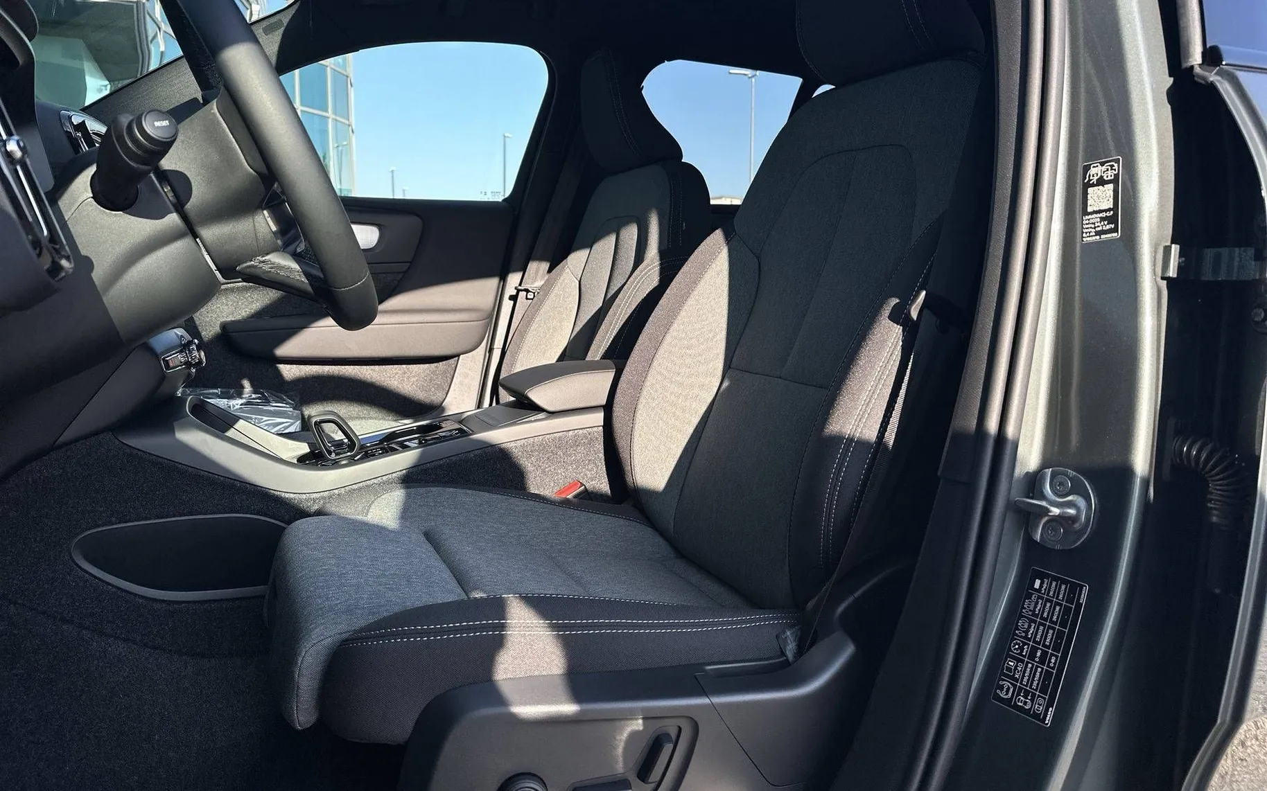 Notranja slika - Volvo XC40 - B3 P Plus Dark AT DCT 3 leta garancije + 3 servi.. - 10