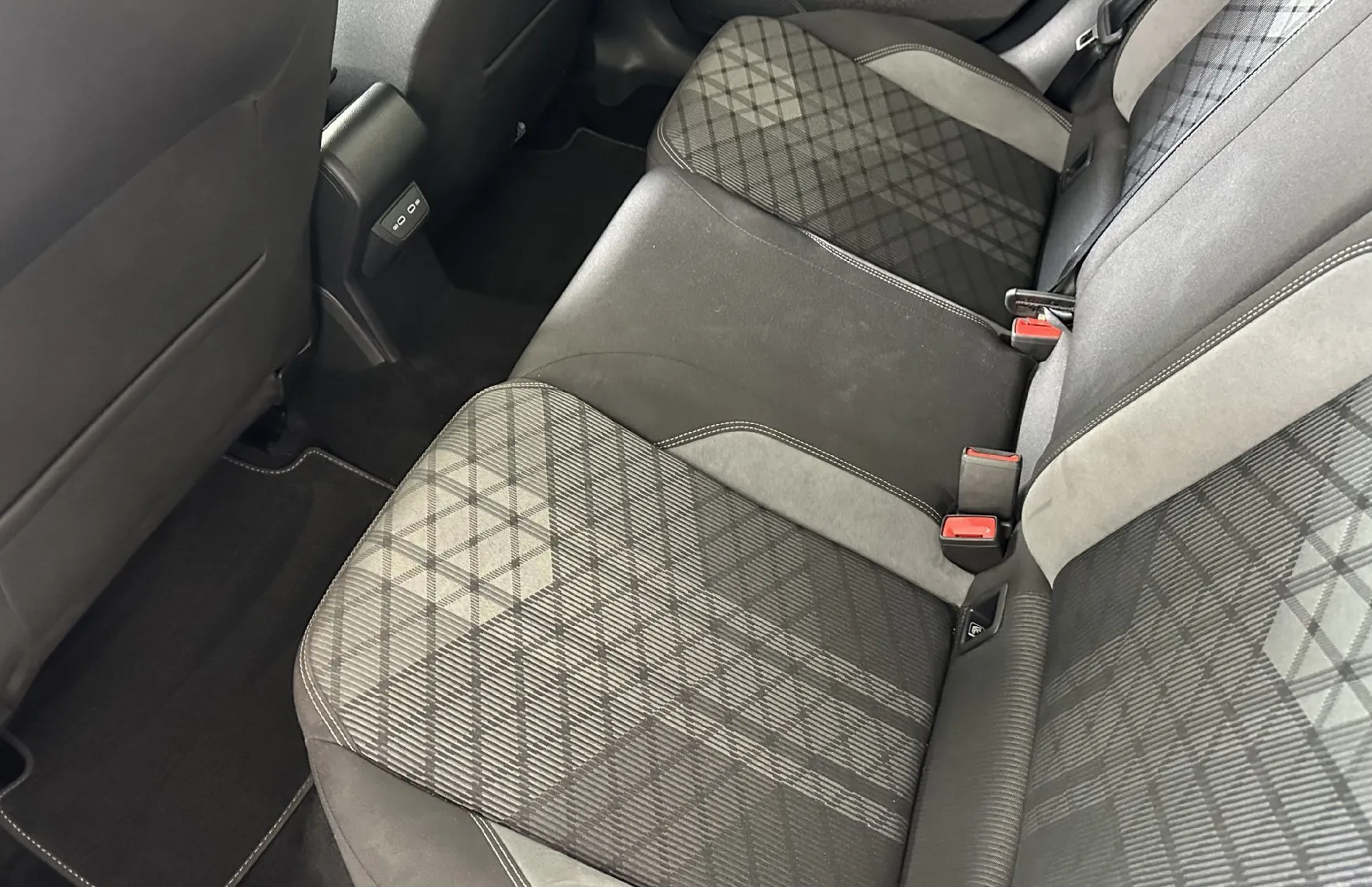 Zunanja slika - Volkswagen Taigo - 1.0 TSI R-Line 85.PANORAMA.LED.2025.SAMO 17.000 KM - 5