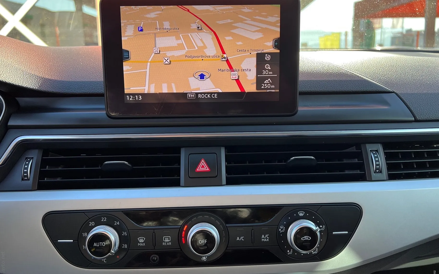 Notranja slika - Audi A4 Avant - 2.0 TDI-BI-XENON-LED-NAVIGACIJA-PDC-TEMPOMAT... - 11