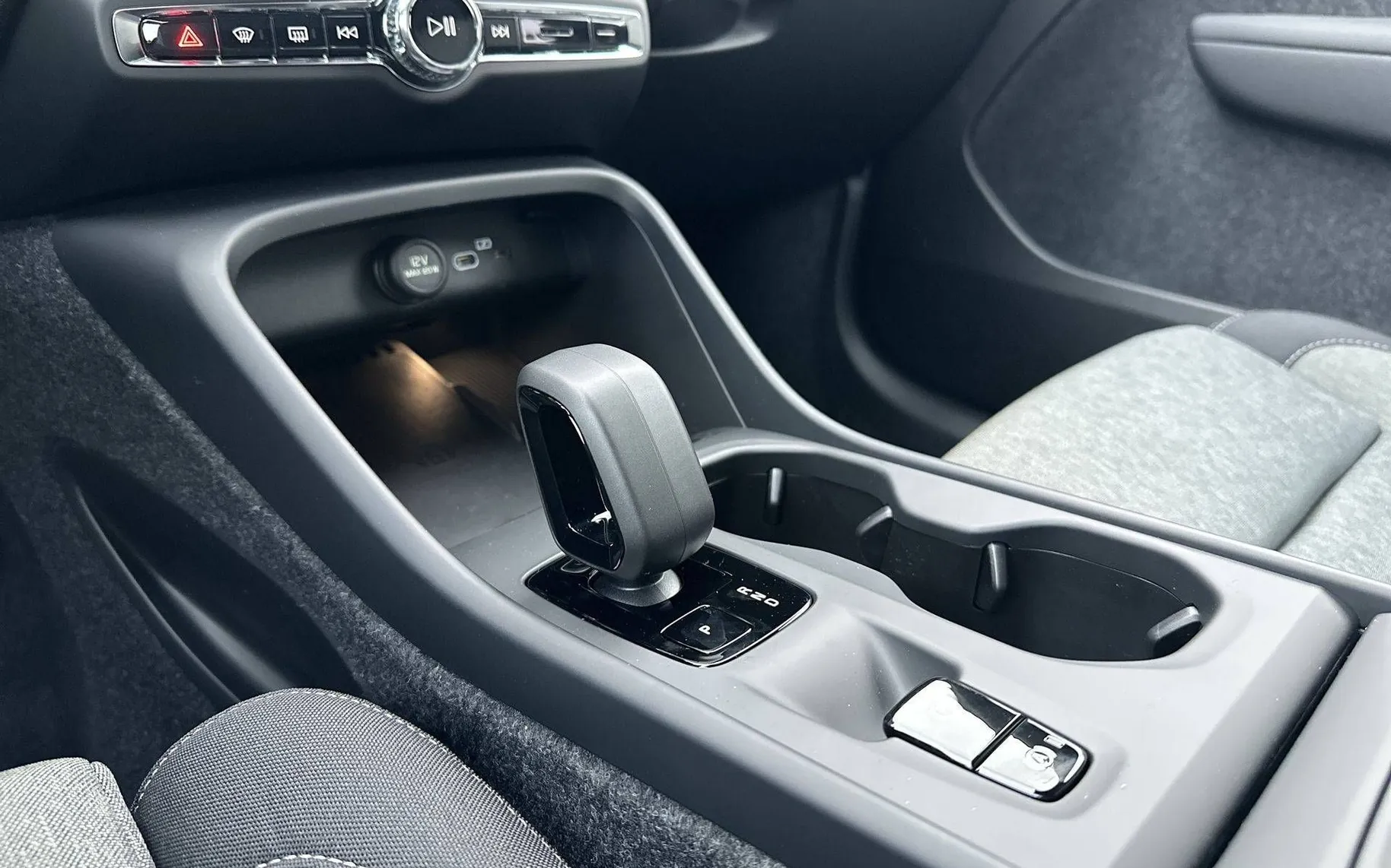 Notranja slika - Volvo XC40 - B3 P Core AT DCT 3 leta garancije + 3 servisi - 17
