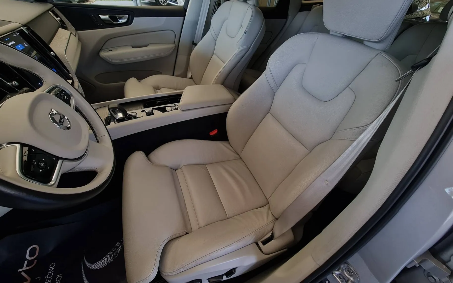Notranja slika - Volvo XC60 - B4  Plus Bright AWD•Redno vzdrževan•Alu. 20 - 12