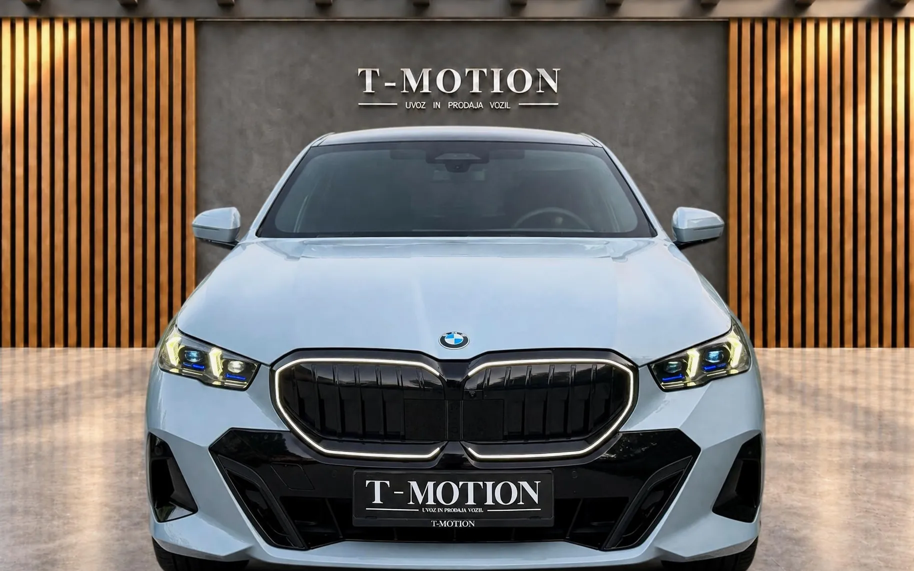 Zunanja slika - BMW serija 5: - 540d xDrive|SALONSKI|Iconic|AV|Pano|ACC|B W| - 5