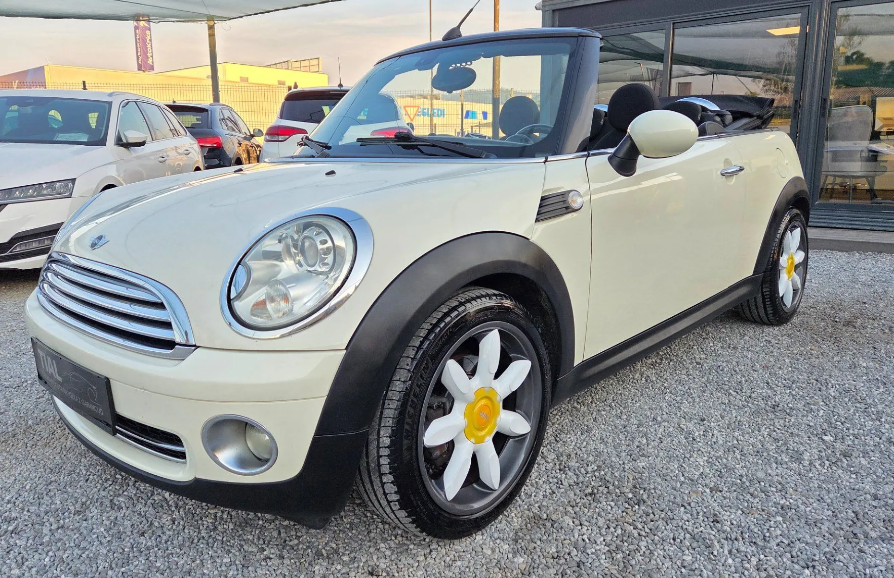Zunanja slika - MINI Cabrio - One KLIMA-ALU17-BI XENON-USNJE-SERVISNA - 10