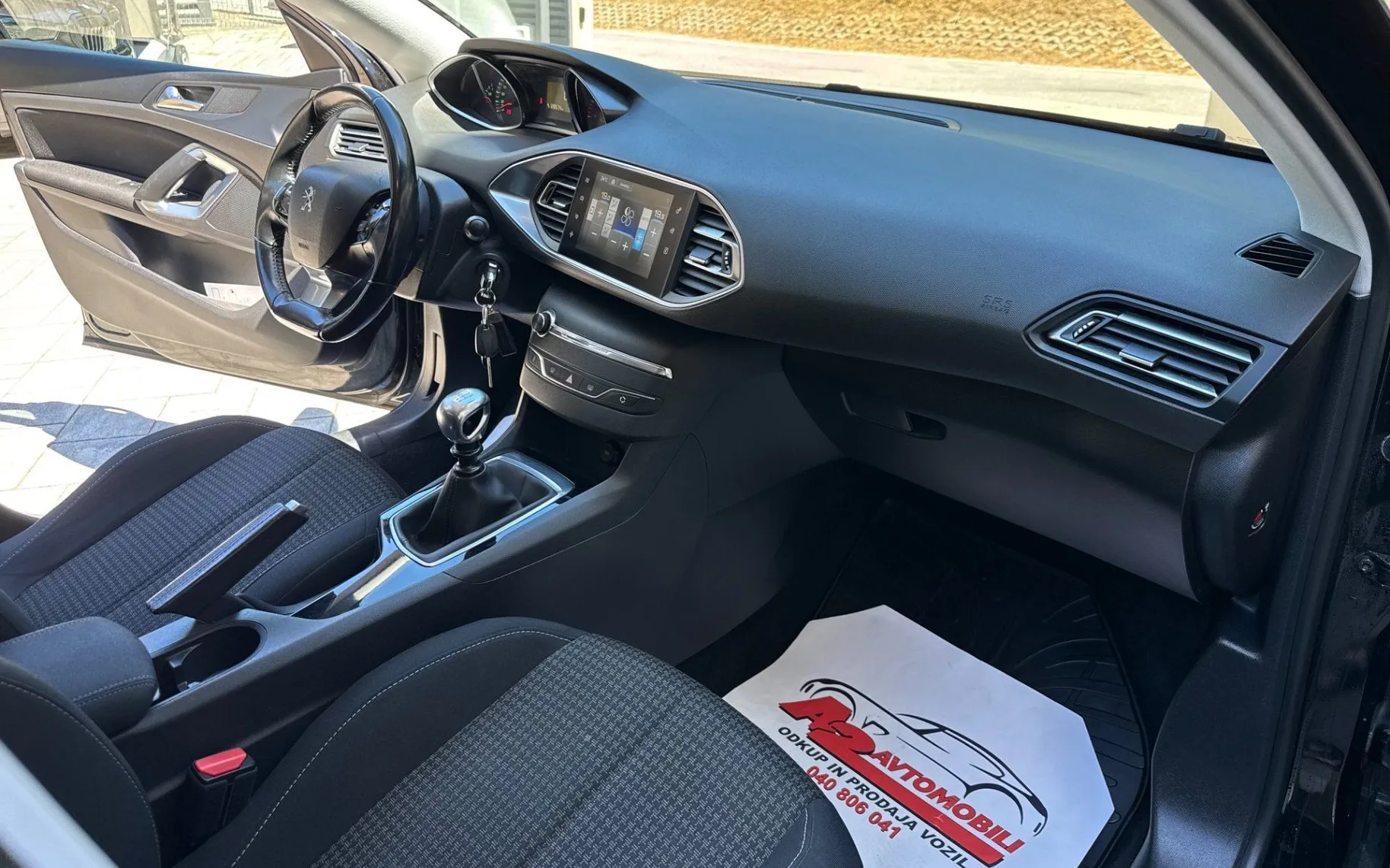 Notranja slika - Peugeot 308 - SW 1.2 i -SLOVENSKI-DIGI.KLIMA-ALU-PDC-VELIK ZASLO - 11