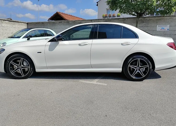 Zunanja slika - Mercedes-Benz E-Razred - LIMO-300-de-2X-AMG-LINE-WIDESCREN-360-KAM-LED-ACC- - 2