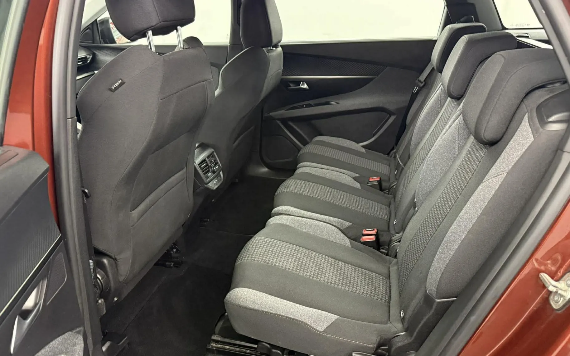 Notranja slika - Peugeot 5008 - 1.5 BlueHDI 130 S S Active Pack Avt.NAVI.LED.7 SED - 16
