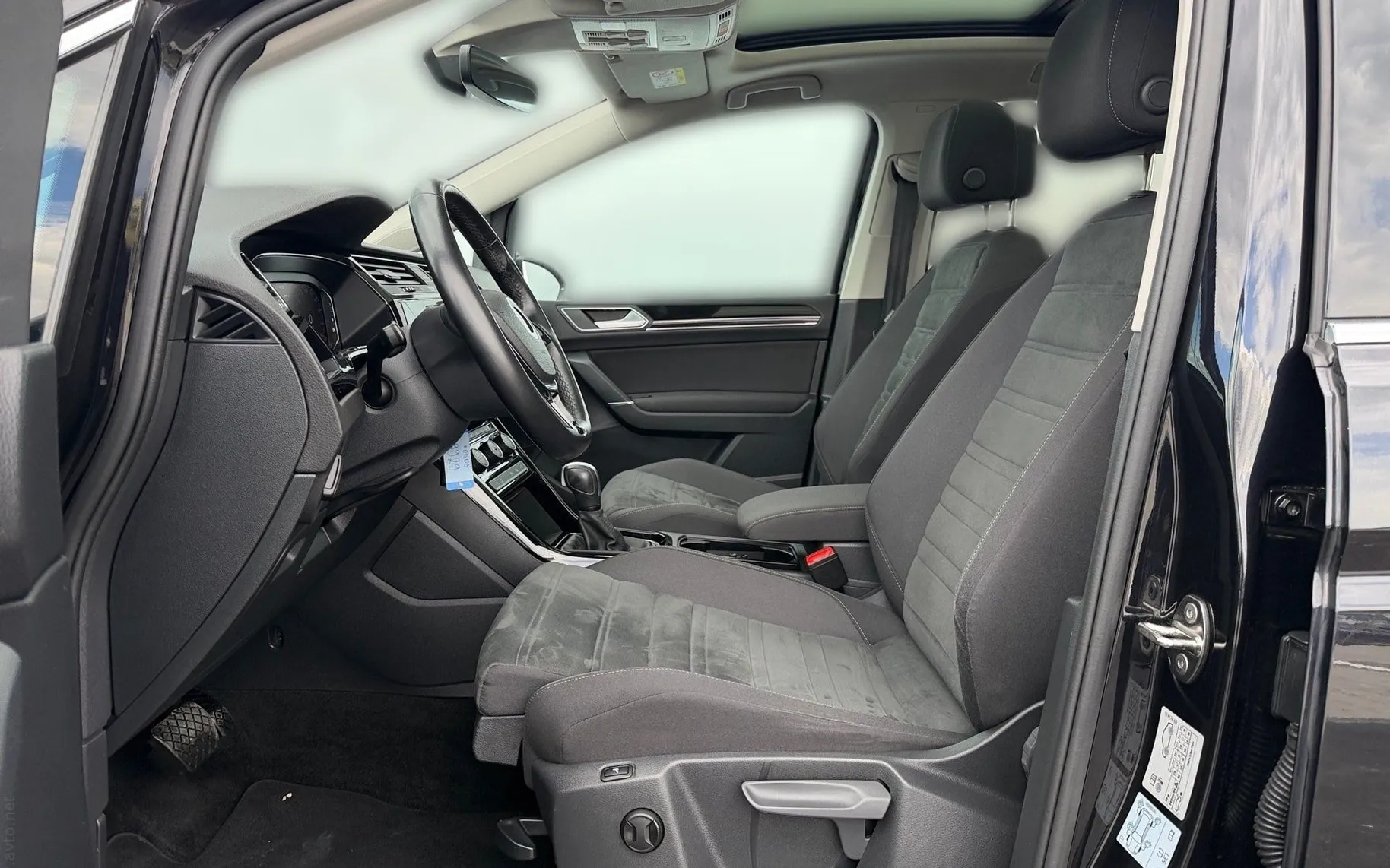 Notranja slika - Volkswagen Touran - 2.0 TDI BMT Highline DSG-7sedežev-Panorama-Masaža - 7