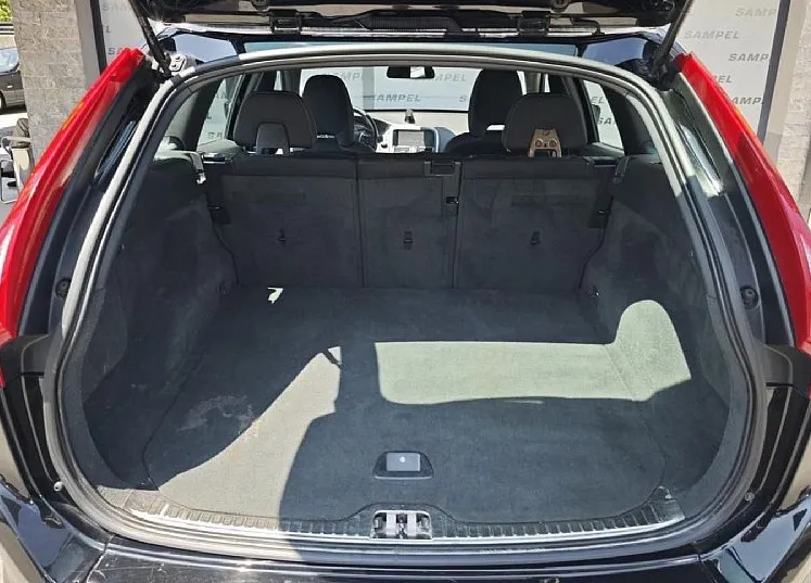 Zunanja slika - Volvo XC60 - D3 AUTO - VLEČNA KLJUKA - TEMPOMAT - GRETI SEDEŽI - 15