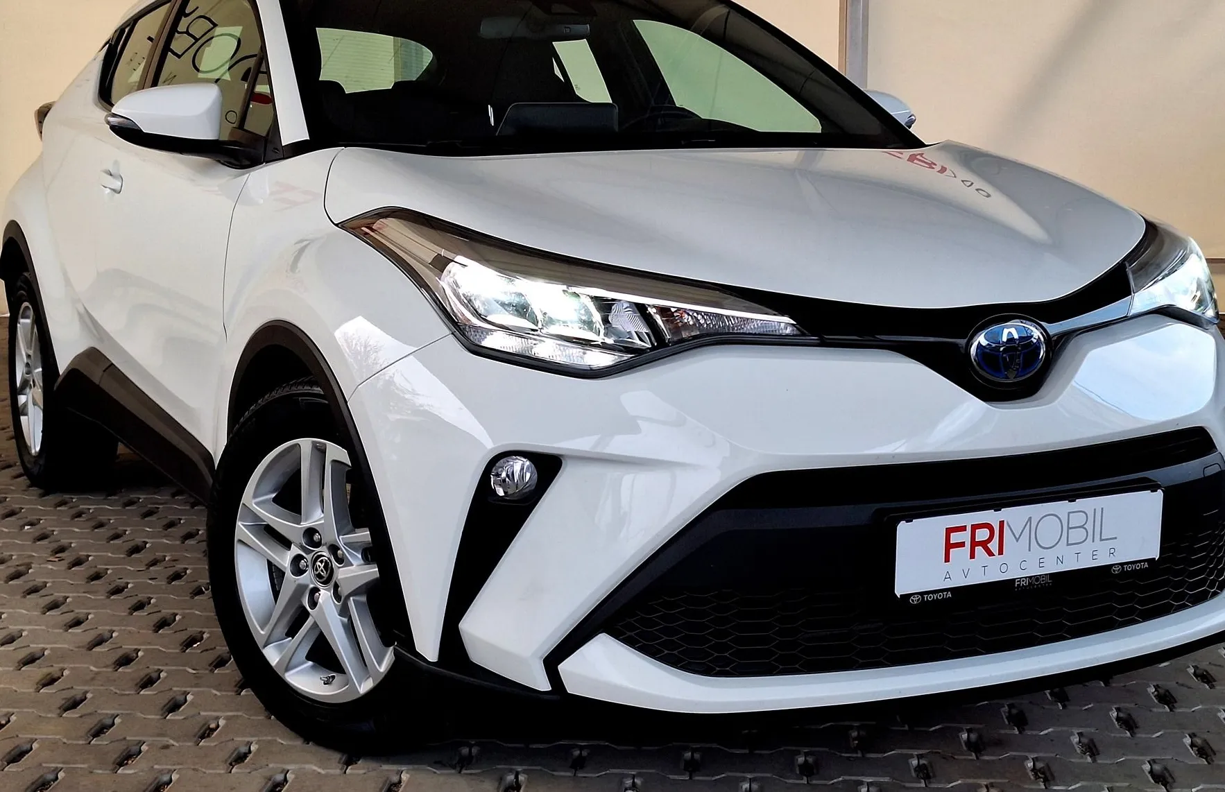 Zunanja slika - Toyota C-HR - 1.8 hibrid  HEV  C-ENTER Smart CVT - 2