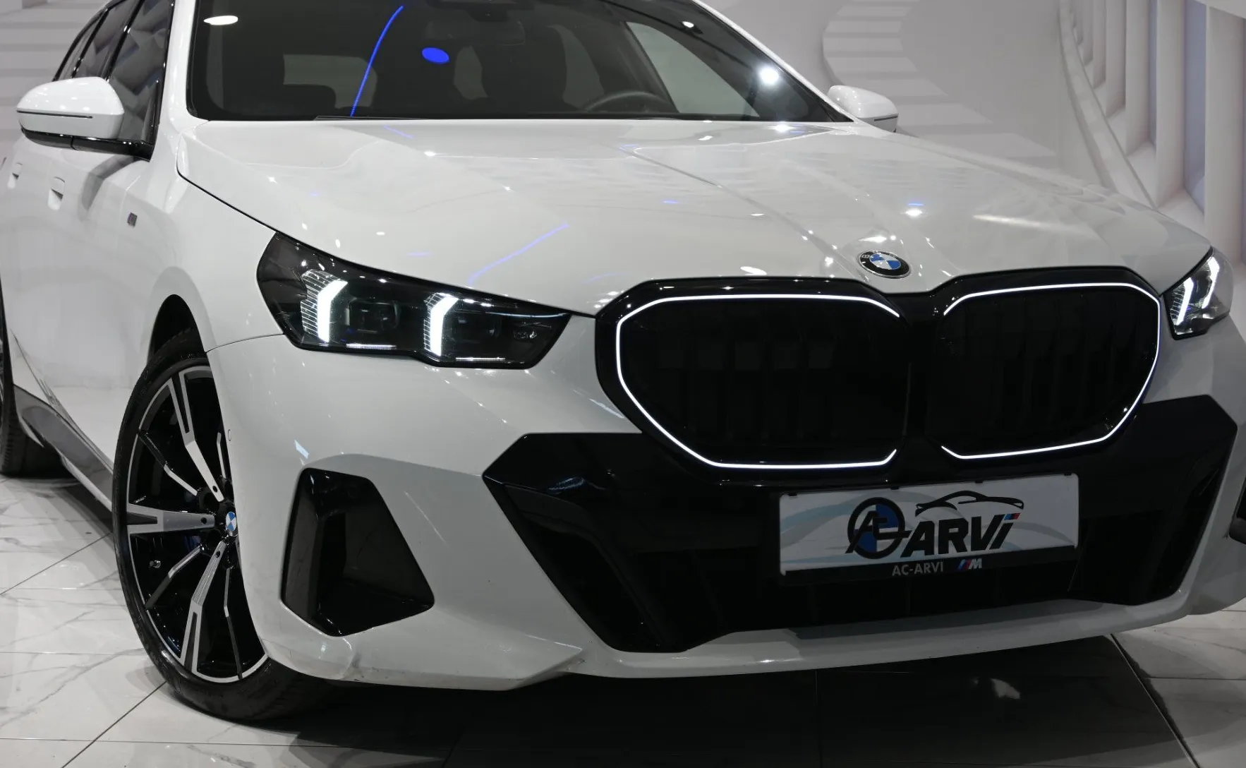 Zunanja slika - BMW Serija 5 - Touring: 540d xDrive-M.SPORT.PRO-RADAR-ICON-KAM360-KEYLE - 1