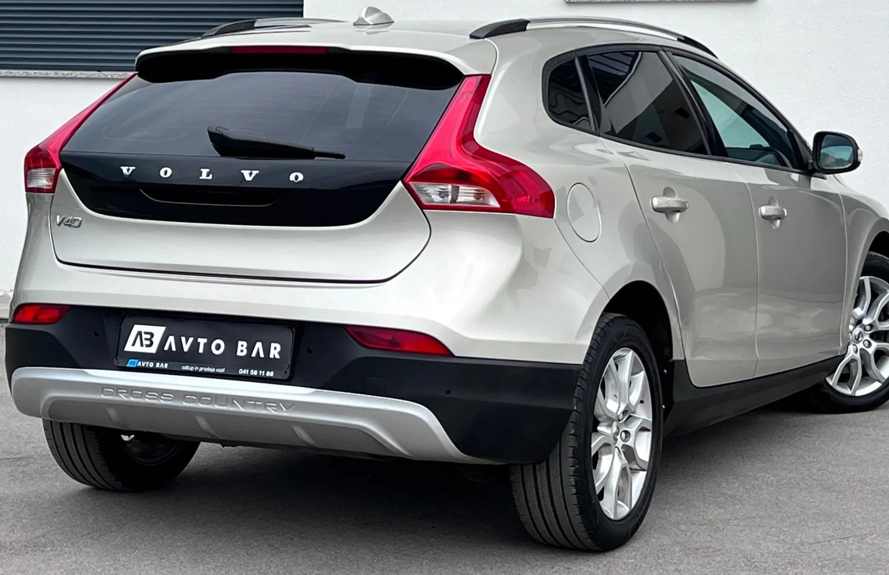 Zunanja slika - Volvo V40 Cross Country - 2.0TD+NAV+VIRTUAL+PDC+ALU - 8